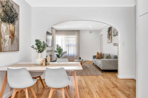 Stylish Glenelg Stay with Alfresco & Comfort